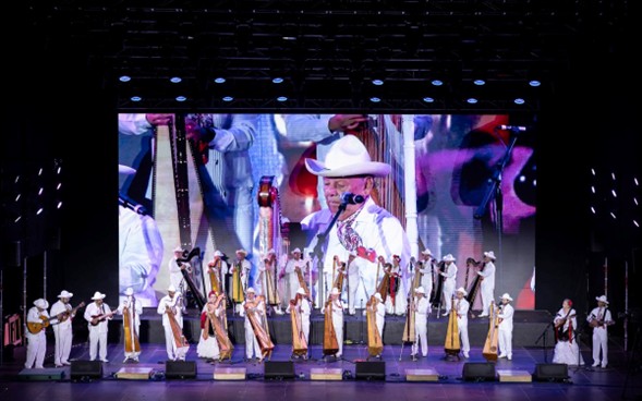 Miles de personas presenciaron Fandango monumental: Fiesta de son y raíz, como parte de la apertura del 53 Festival Internacional Cervantino (FIC).