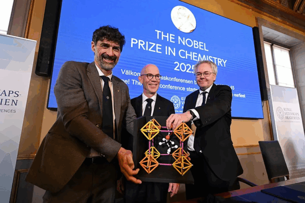 El Premio Nobel de Química 2025 fue otorgado conjuntamente al japonés Susumu Kitagawa, el británico Richard Robson y al jordano Omar M. Yaghi por el desarrollo de un nuevo tipo de estructura molecular, llamada metalorgánicas.