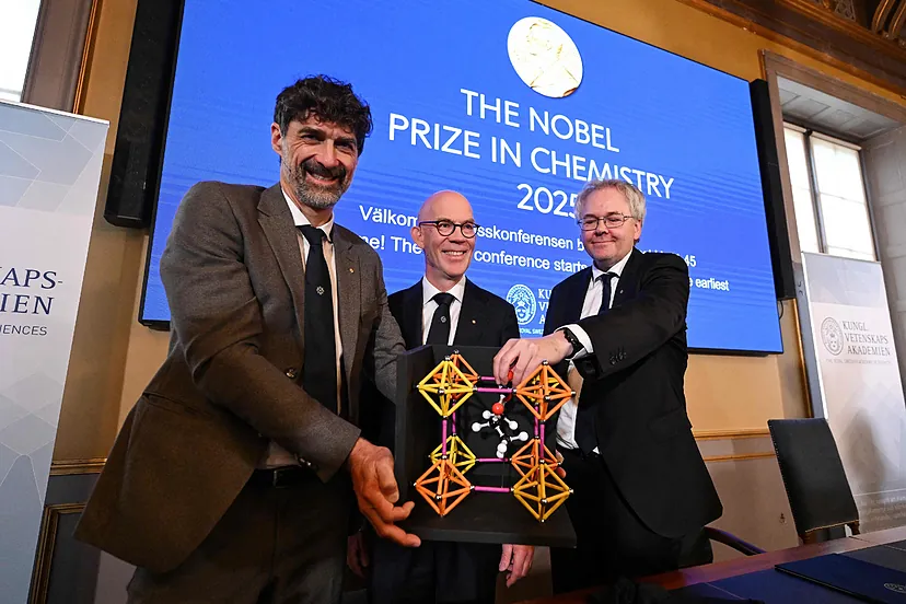 El Premio Nobel de Química 2025 fue otorgado conjuntamente al japonés Susumu Kitagawa, el británico Richard Robson y al jordano Omar M. Yaghi por el desarrollo de un nuevo tipo de estructura molecular, llamada metalorgánicas.