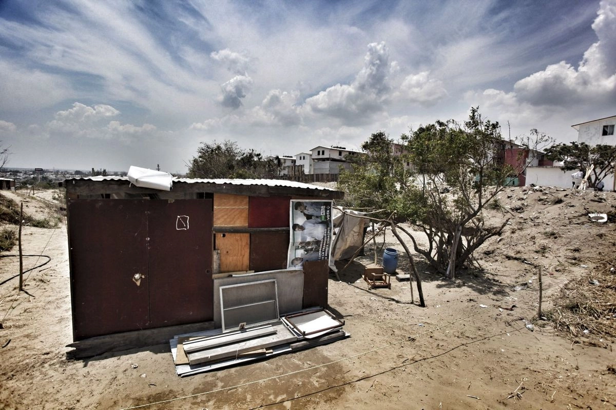 Al menos 20 mil lotes en colonias irregulares de Nuevo Laredo carecen de escrituras, una situación que mantiene en incertidumbre legal y patrimonial a miles de familias.