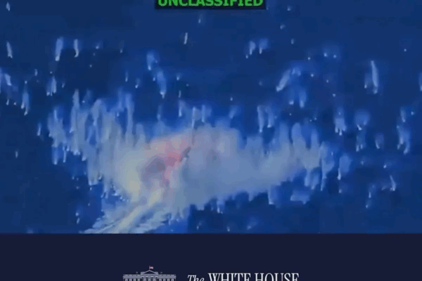 Pete Hegseth, secretario de Guerra, difundió un video del momento en que estalla la embarcación.