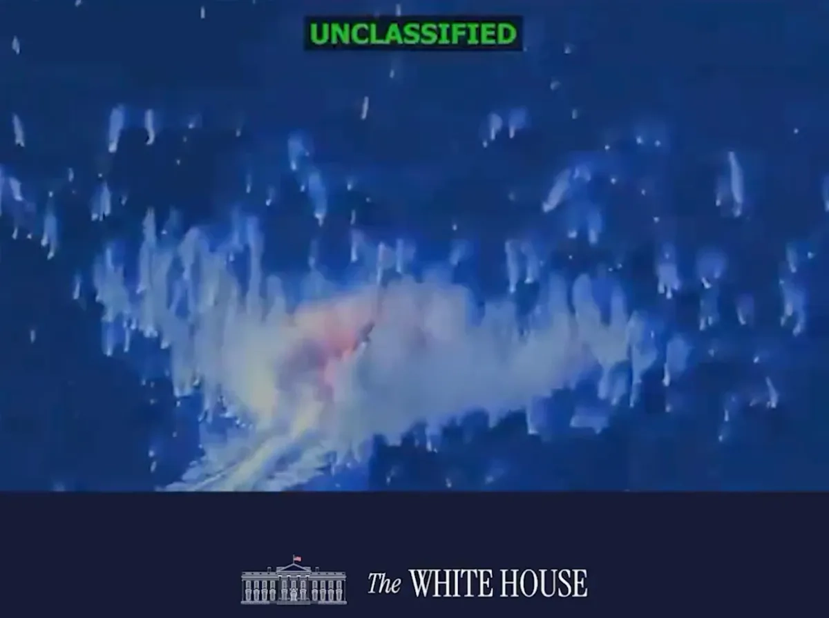 Pete Hegseth, secretario de Guerra, difundió un video del momento en que estalla la embarcación.