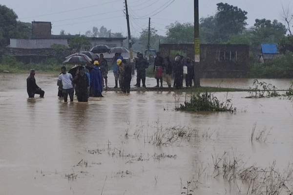 Intensas lluvias y deslizamientos de tierra en Nepal han dejado más de 50 muertos en dos días de tormenta.