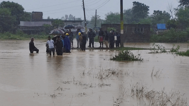 Intensas lluvias y deslizamientos de tierra en Nepal han dejado más de 50 muertos en dos días de tormenta.