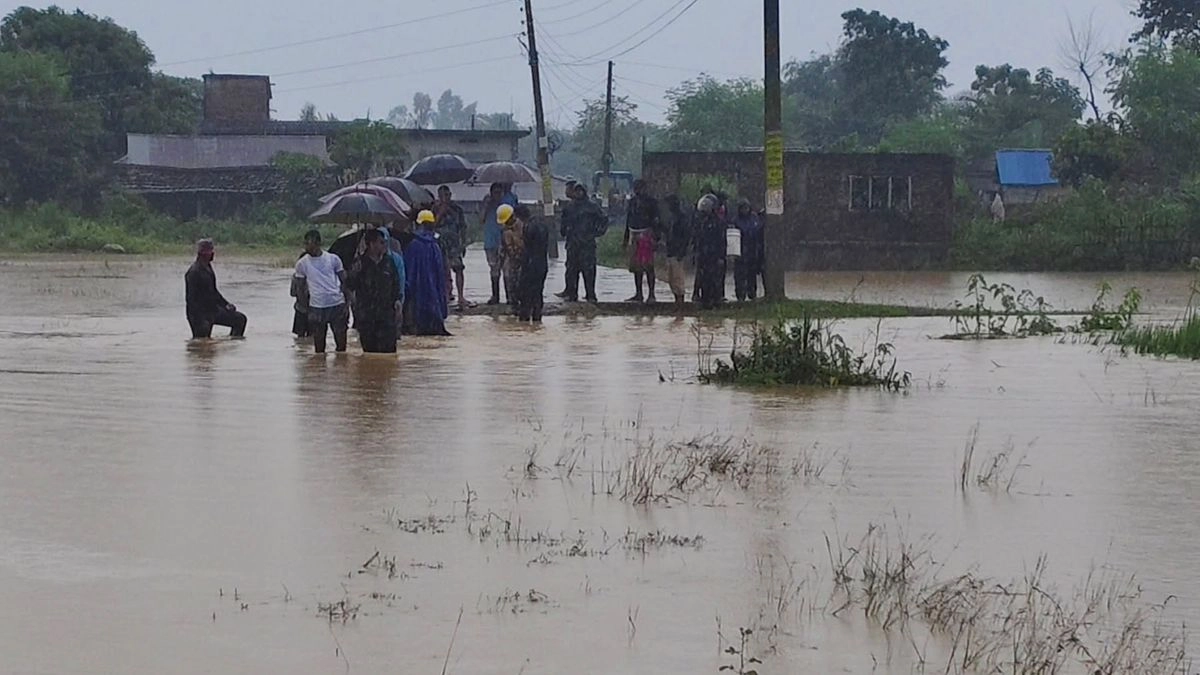 Intensas lluvias y deslizamientos de tierra en Nepal han dejado más de 50 muertos en dos días de tormenta.