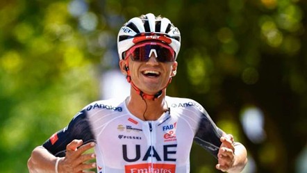 El pedalista de 21 años de edad sumó su decimocuarta victoria de la temporada consolidándose como una de las grandes revelaciones del pelotón internacional.