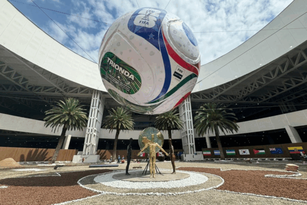 Presentación del balón del Mundial FIFA en el Aeropuerto Internacional Benito Juárez Ciudad de México, el 10 de octubre de 2025.