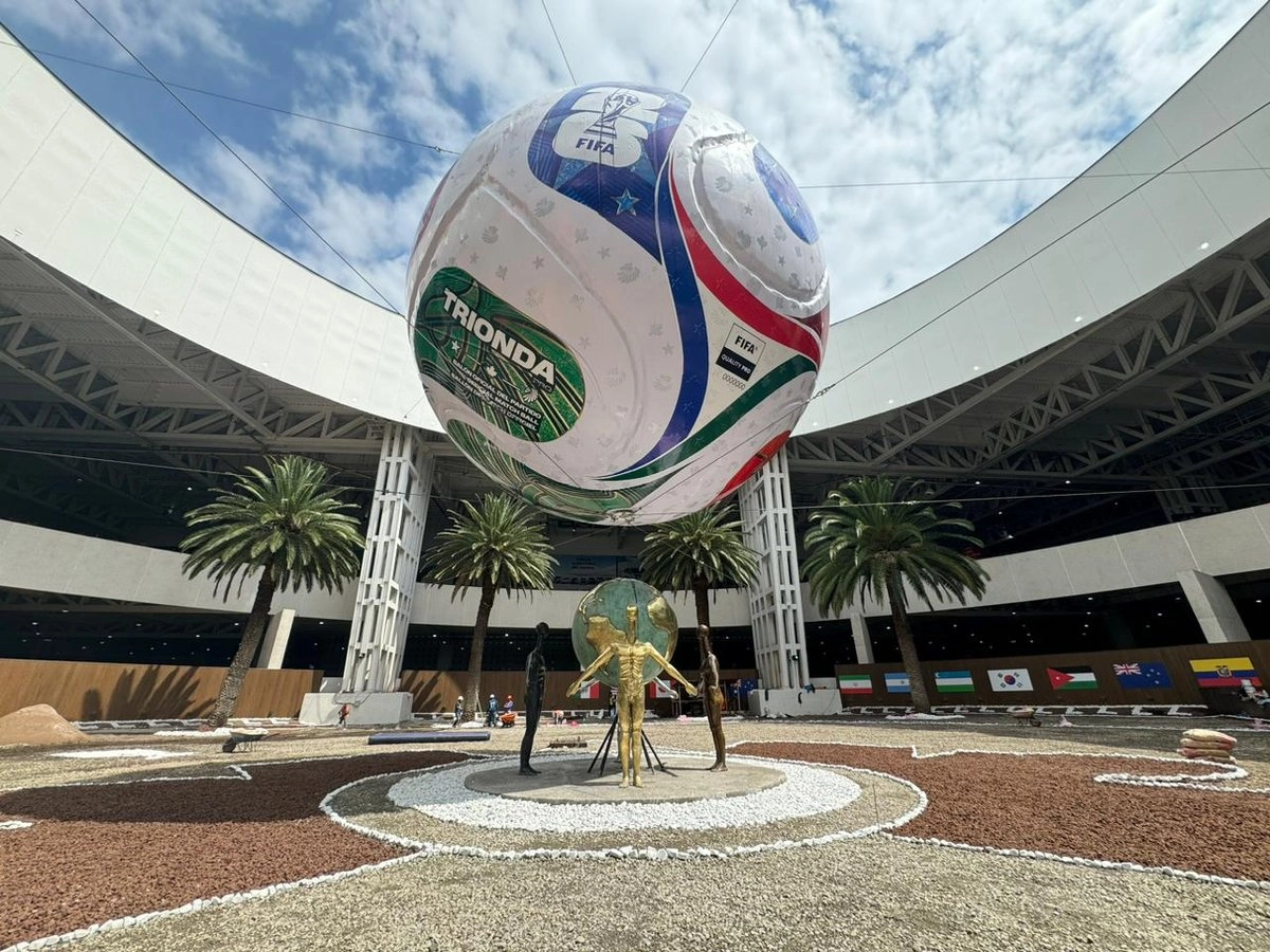 Presentación del balón del Mundial FIFA en el Aeropuerto Internacional Benito Juárez Ciudad de México, el 10 de octubre de 2025.