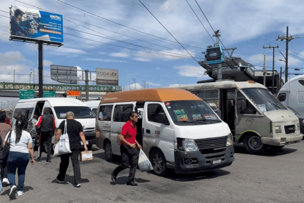 El gobierno mexiquense autorizó un aumento a las tarifas del transporte público. El pasaje mínimo será de 14 pesos.
