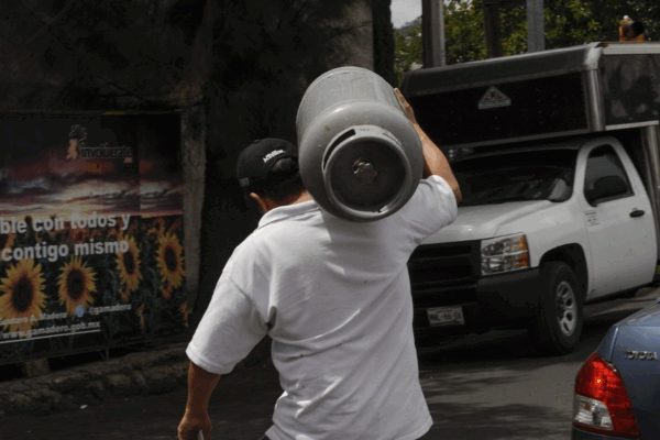 Pobladores de la región de Las Haciendas, en Nayarit, señalaron que la única empresa que les abastece gas LP los están obligando a comprar cilindros nuevos.