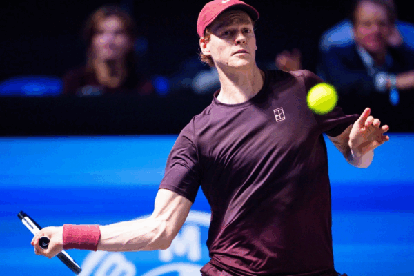 El tenista italiano Jannik Sinner venció sin complicaciones 6-0 y 6-2 al alemán Daniel Altmaier en el torneo ATP 500 de Viena, con lo que se clasificó a octavos de final, el 22 de octubre de 2025.