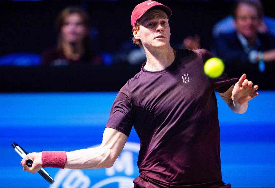 El tenista italiano Jannik Sinner venció sin complicaciones 6-0 y 6-2 al alemán Daniel Altmaier en el torneo ATP 500 de Viena, con lo que se clasificó a octavos de final, el 22 de octubre de 2025.