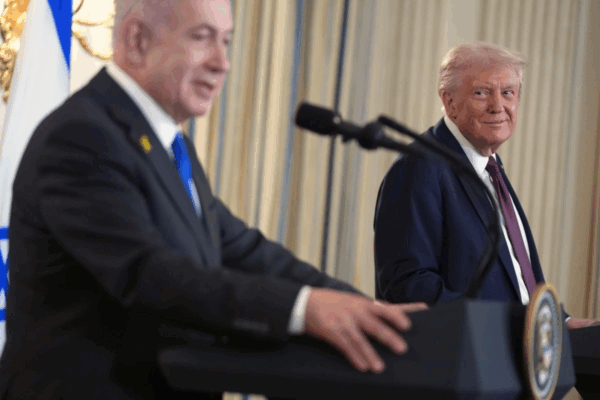El presidente Donald Trump escucha durante una conferencia de prensa con el primer ministro israelí, Benjamin Netanyahu, en el Comedor de Estado de la Casa Blanca en Washington.