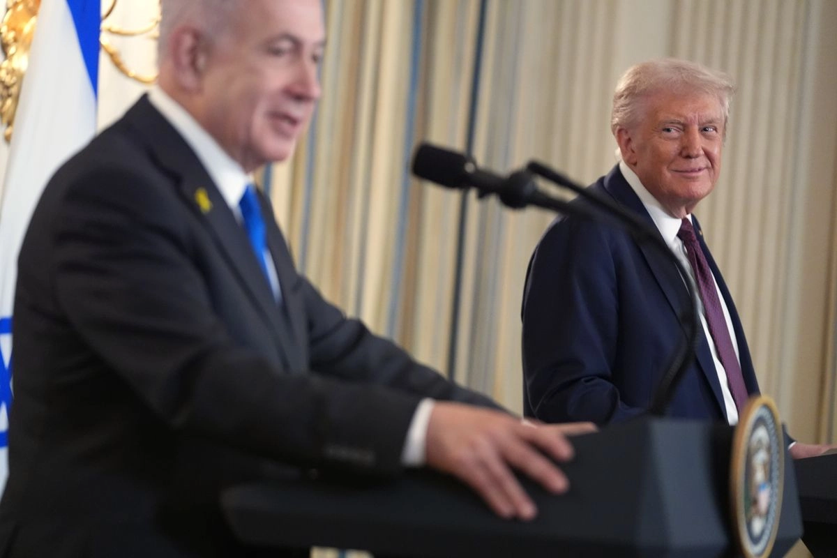 El presidente Donald Trump escucha durante una conferencia de prensa con el primer ministro israelí, Benjamin Netanyahu, en el Comedor de Estado de la Casa Blanca en Washington.