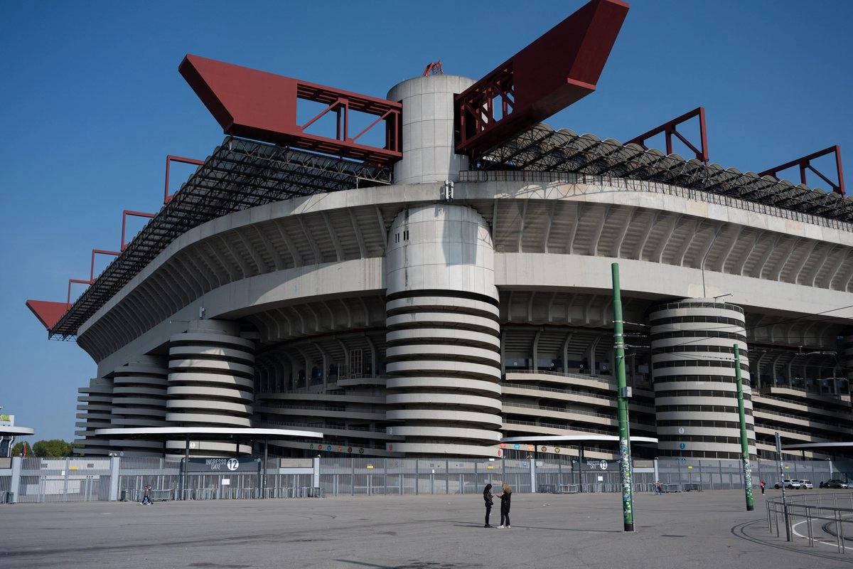 El tradicional desfile de los deportistas se realizará en el estadio San Siro (en la imagen), epicentro de la ceremonia inaugural, pero también tendrán protagonismo Cortina d'Ampezzo, Livigno y Predazzo.