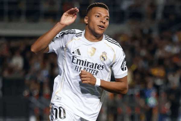 El delantero francés del Real Madrid, Kylian Mbappé festeja una de sus anotaciones durante el encuentro.