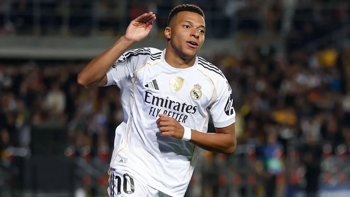 El delantero francés del Real Madrid, Kylian Mbappé festeja una de sus anotaciones durante el encuentro.