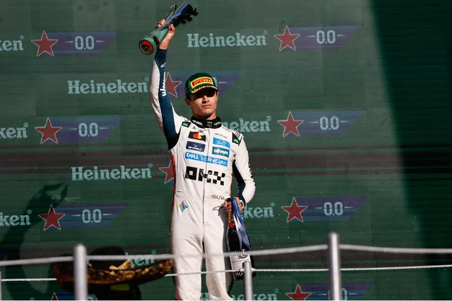 Lando Norris derribó a su compañero de McLaren, Oscar Piastri, del liderato de la clasificación. Ganó con autoridad el Gran Premio de la Ciudad de México con una gran estrategia en la administración de los neumáticos.