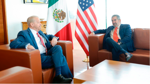 Este encuentro se dio luego de que ayer por la mañana, la presidenta Claudia Sheinbaum Pardo indicó que se llamaría al diplomático estadunidense por el ataque de su gobierno a una supuesta “narcolancha”, lo que dejó 14 muertos y un sobreviviente.