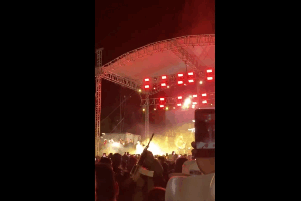 Usuarios de redes sociales captaron el momento en el que un sujeto usa un arma larga y dispara al aire en pleno concierto.