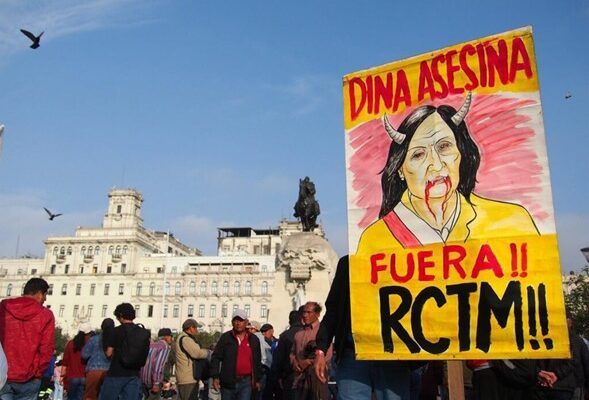 Peruanos celebraron frente al Congreso por la destitución de la mandataria.