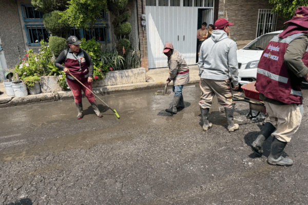 Labores de limpieza en calles afectadas por inundaciones en Nezahualcóyotl.