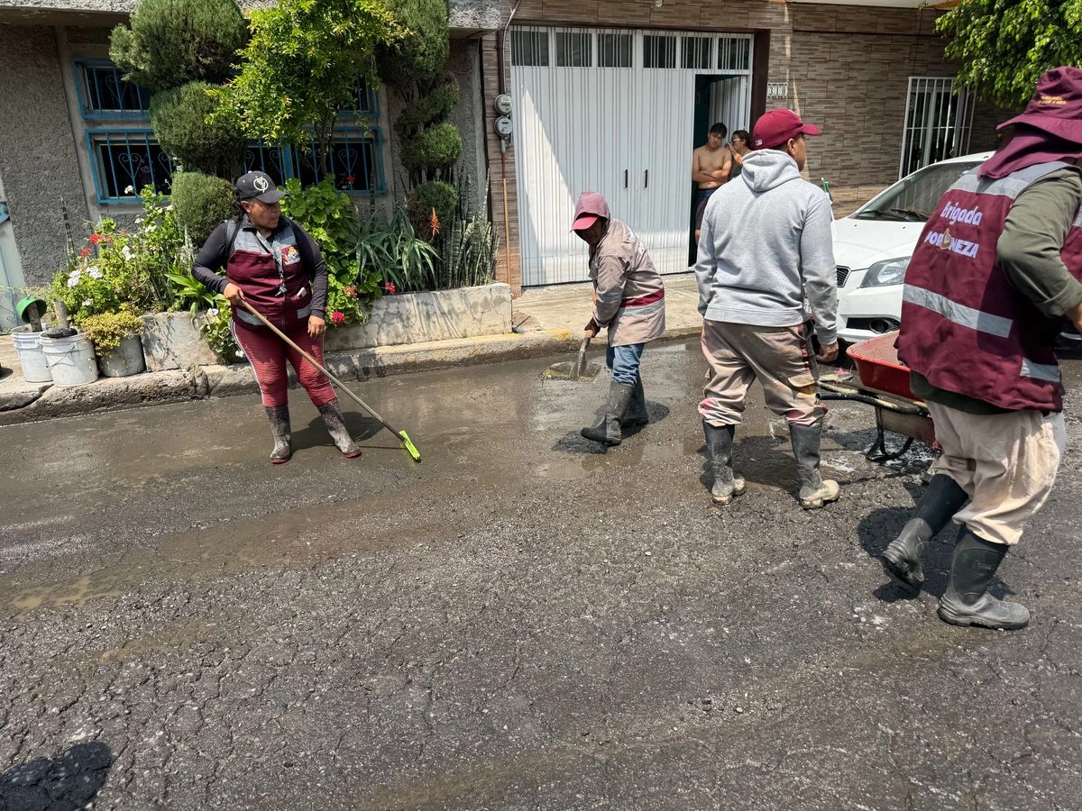 Labores de limpieza en calles afectadas por inundaciones en Nezahualcóyotl.