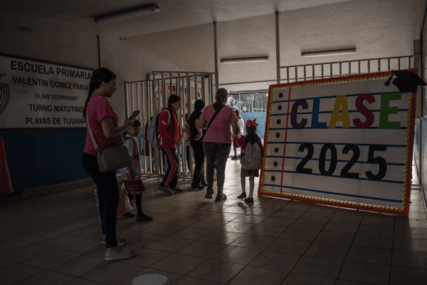 La directora del plantel les pidió recoger a sus hijos que presenten estos síntomas para llevarlos a que les proporcionen atención médica.