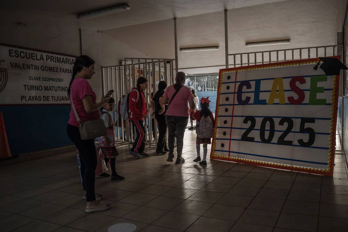La directora del plantel les pidió recoger a sus hijos que presenten estos síntomas para llevarlos a que les proporcionen atención médica.