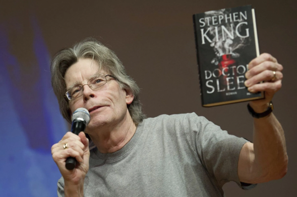Un nuevo informe sobre la prohibición de libros en las escuelas de Estados Unidos señala que Stephen King es el autor más propenso a ser censurado y el país está dividido entre estados que restringen activamente obras y aquellos que intentan limitar o eliminar las prohibiciones.