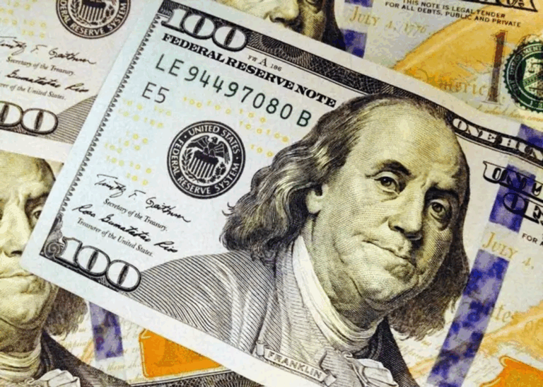 El rendimiento de los bonos del Tesoro de Estados Unidos bajó el lunes, ya que los inversores tenían cada vez más en cuenta el riesgo de un cierre parcial del Gobierno de Estados Unidos esta semana que podría crear incertidumbre económica y retrasar la publicación de un crucial informe mensual de empleo el viernes.