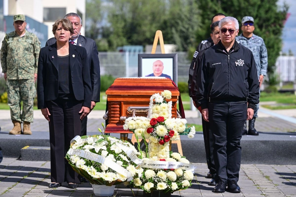 En un comunicado, en el cual no se entra en detalles de la causa de muerte del oficial, el gobierno mexiquense, informó que la ceremonia luctuosa se desarrolló en el patio principal del centro de mando, donde la mandataria estatal el titular de la SSEM, Cristóbal Castañeda Camarillo y el Secretario de Gobierno, Horacio Duarte, montaron una guardia de honor en el féretro del oficial.