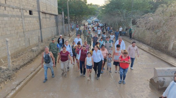 La presidenta Claudia Sheinbaum durante un recorrido por Tempoal, Veracruz.