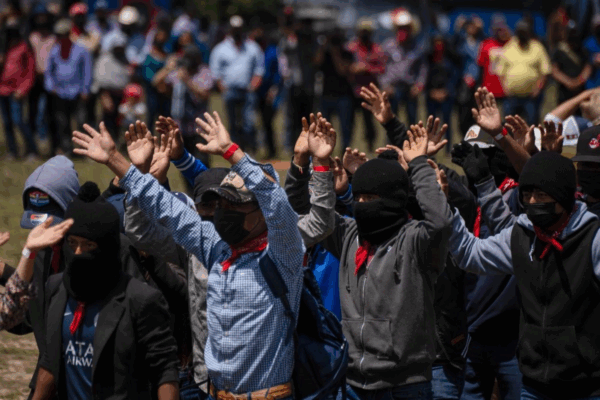 Aunque un grupo de policías llegó este lugar para tratar de impedir que pintaran el monumento, no lo pudieron evitar.