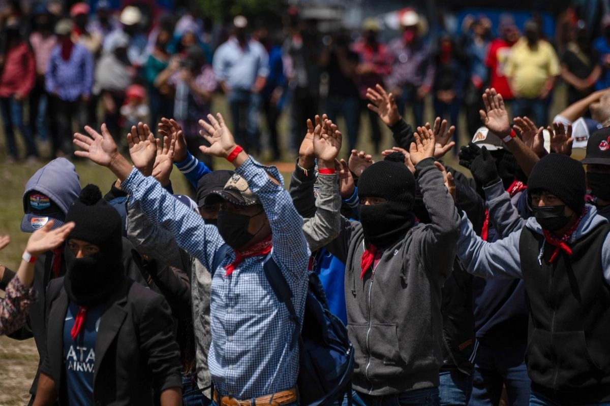 Aunque un grupo de policías llegó este lugar para tratar de impedir que pintaran el monumento, no lo pudieron evitar.