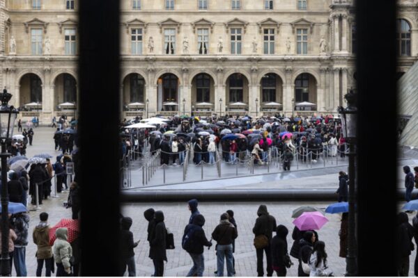 A partir del 14 de enero los visitantes de fuera del Espacio Económico Europeo (EEE, que incluye la Unión Europea, Islandia, Liechtenstein y Noruega) tendrán que pagar 32 euros (37 dólares) para recorrer los 73 mil m² del museo parisino, es decir, 10 euros (11,6 dólares) más que el precio actual.