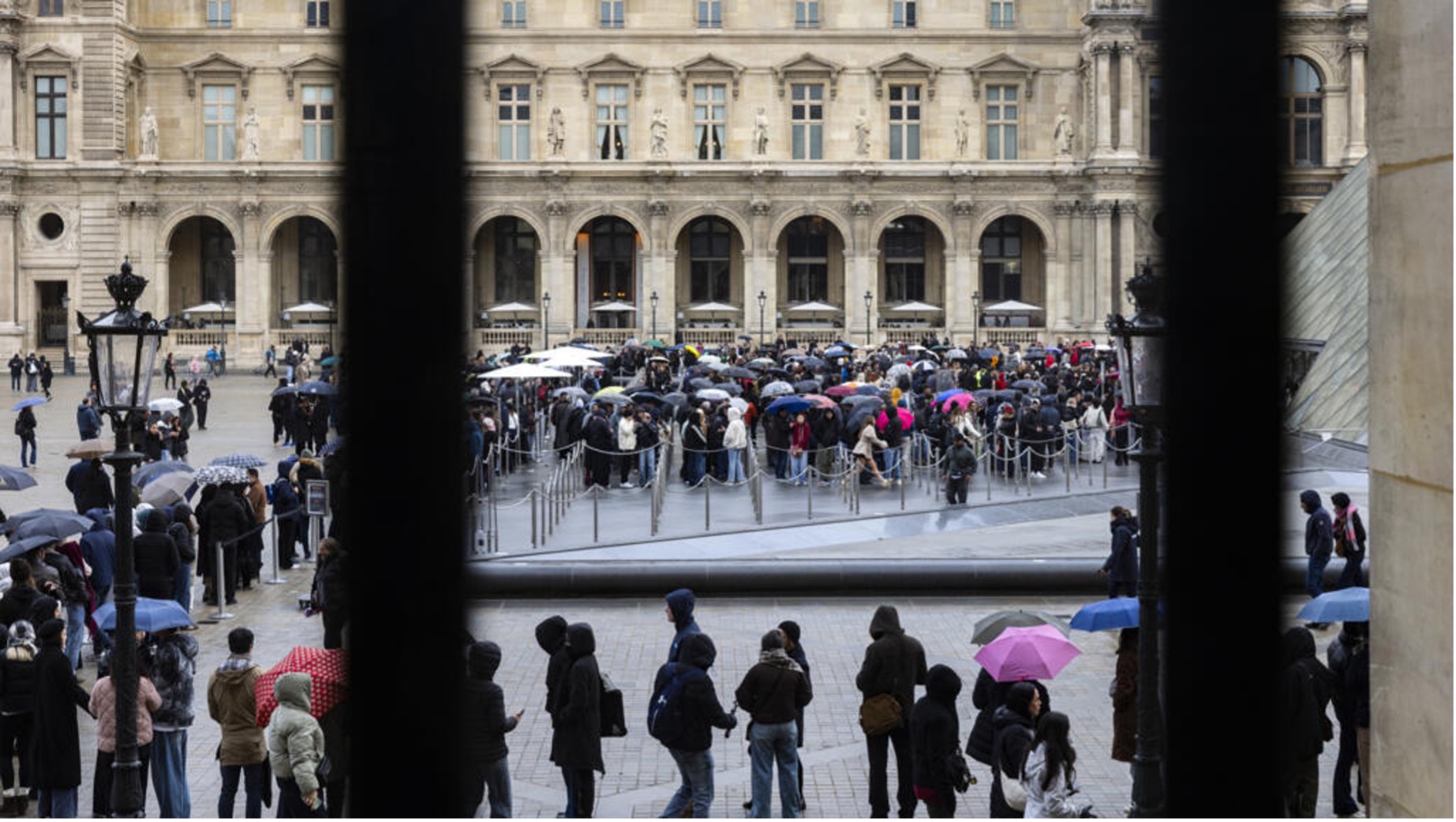 A partir del 14 de enero los visitantes de fuera del Espacio Económico Europeo (EEE, que incluye la Unión Europea, Islandia, Liechtenstein y Noruega) tendrán que pagar 32 euros (37 dólares) para recorrer los 73 mil m² del museo parisino, es decir, 10 euros (11,6 dólares) más que el precio actual.