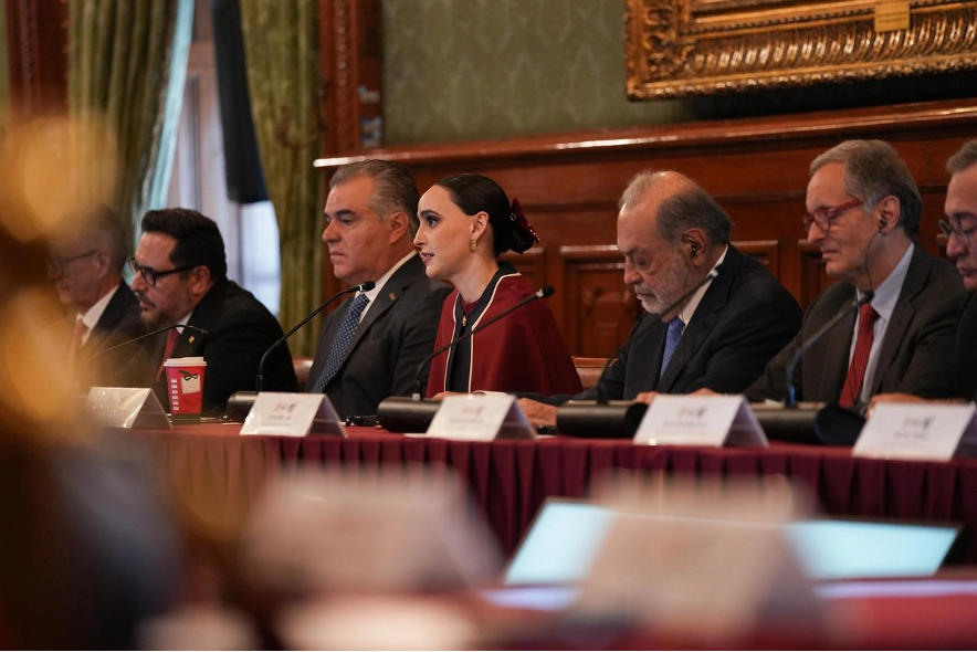 Macron sostuvo un segundo acercamiento con el sector privado del país en el Club de Industriales, espacio en el que también entregó la condecoración de la Legión de Honor Francesa a Carlos Slim Helú.