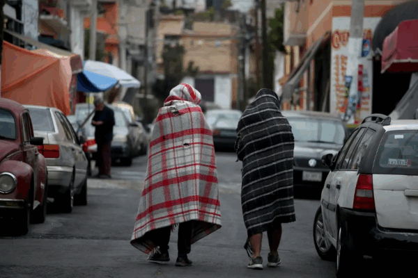El frente frío número 13 provocó ayer ventarrones y lluvias que dejaron inundaciones en el sur de Veracruz y en Hidalgo, mientras en Puebla se instalaron 24 refugios, principalmente en la sierra nororiental, y en la Ciudad de México se resintió la baja de temperatura.