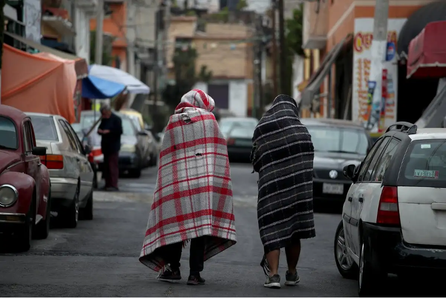 El frente frío número 13 provocó ayer ventarrones y lluvias que dejaron inundaciones en el sur de Veracruz y en Hidalgo, mientras en Puebla se instalaron 24 refugios, principalmente en la sierra nororiental, y en la Ciudad de México se resintió la baja de temperatura.