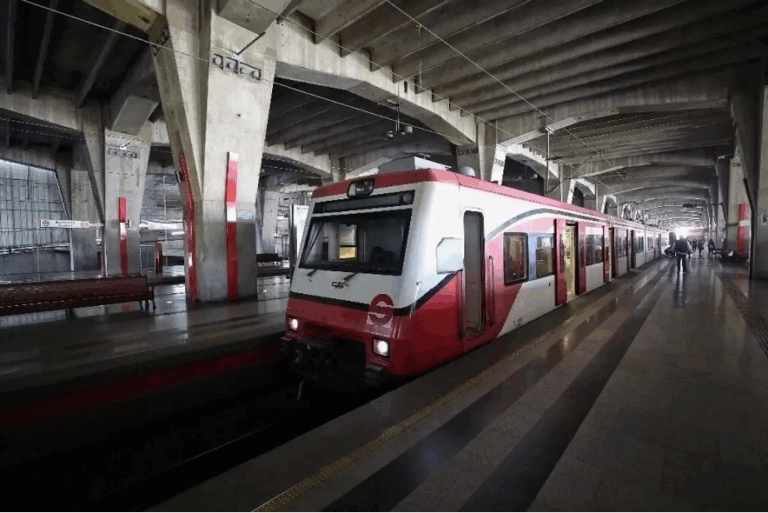 El servicio del Tren Suburbano opera de Buenavista-Cuautitlán y viceversa pero sin hacer paradas en la estación Lechería.