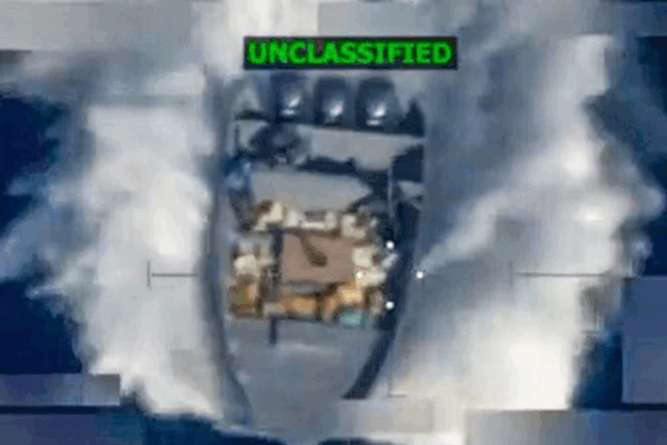 El secretario de Guerra de Estados Unidos, Pete Hegseth, divulgó un video en el que se puede ver que una de las embarcaciones atacadas transportaba varios paquetes y afirmó que eran operadas por “grupos terroristas”, sin detallar su nombre.