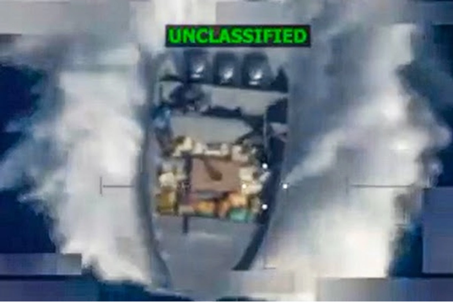 El secretario de Guerra de Estados Unidos, Pete Hegseth, divulgó un video en el que se puede ver que una de las embarcaciones atacadas transportaba varios paquetes y afirmó que eran operadas por “grupos terroristas”, sin detallar su nombre.