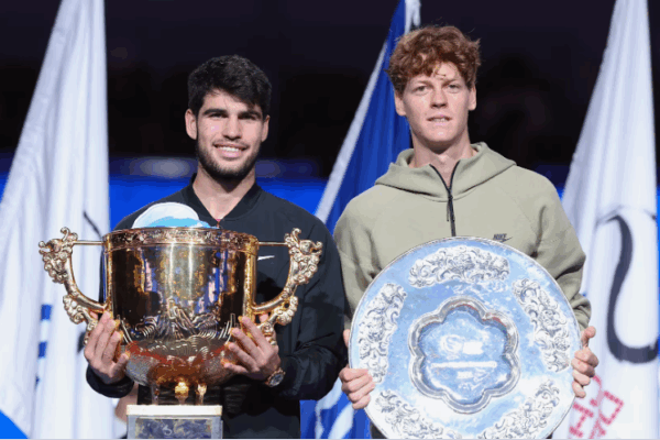 Carlos Alcaraz y Jannik Sinner nos regalarán una nueva final, ahora en el Masters ATP que se juega en Turín, Italia; los mejores tenistas del año se han enfrentado cinco veces en 2025 con saldo de cuatro victorias para el español por una del italiano.
