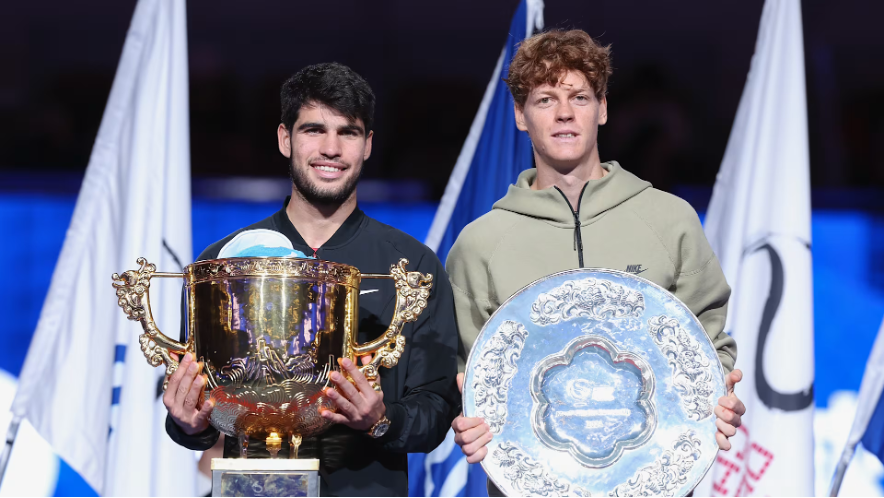 Carlos Alcaraz y Jannik Sinner nos regalarán una nueva final, ahora en el Masters ATP que se juega en Turín, Italia; los mejores tenistas del año se han enfrentado cinco veces en 2025 con saldo de cuatro victorias para el español por una del italiano.