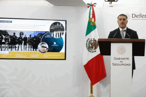 El secretario de Seguridad y Protección Ciudadana, Omar García Harfuch, durante la conferencia donde se informó de la captura de uno de los autores intelectuales del asesinato del alcalde de Uruapan, Michoacán, Carlos Manzo.