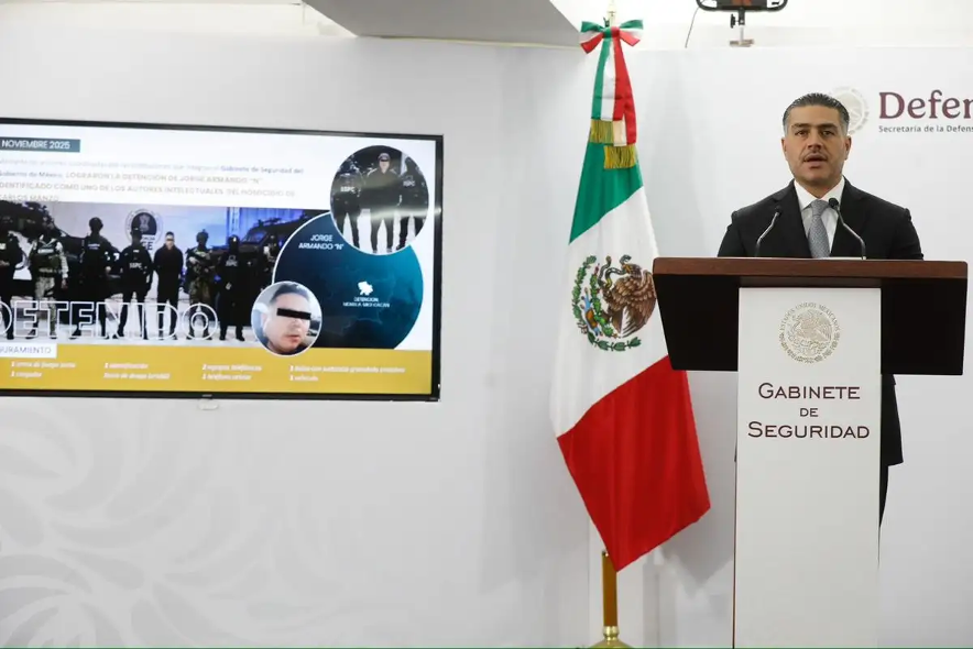 El secretario de Seguridad y Protección Ciudadana, Omar García Harfuch, durante la conferencia donde se informó de la captura de uno de los autores intelectuales del asesinato del alcalde de Uruapan, Michoacán, Carlos Manzo.