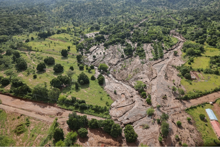 Anteriormente, al ofrecer el primer balance de fallecidos, el Gobierno de Kenia ya advirtió del peligro de los deslizamientos de tierra calificándolos de "gran obstáculo para las operaciones de rescate".