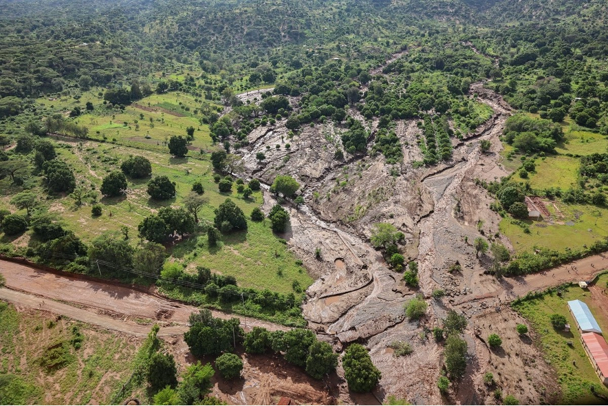 Anteriormente, al ofrecer el primer balance de fallecidos, el Gobierno de Kenia ya advirtió del peligro de los deslizamientos de tierra calificándolos de "gran obstáculo para las operaciones de rescate".