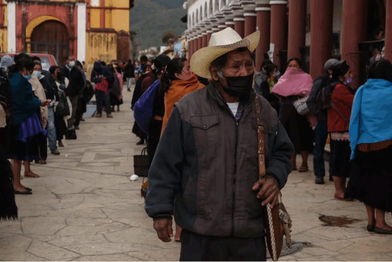 Decenas de personas originarias de Los Altos de Chiapas permanecen formadas para recibir remesas provenientes de Estados Unidos. 